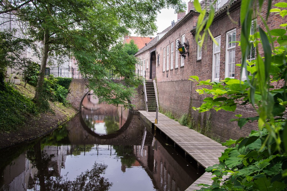 Blaue Segelschiffe auf dem Wasser